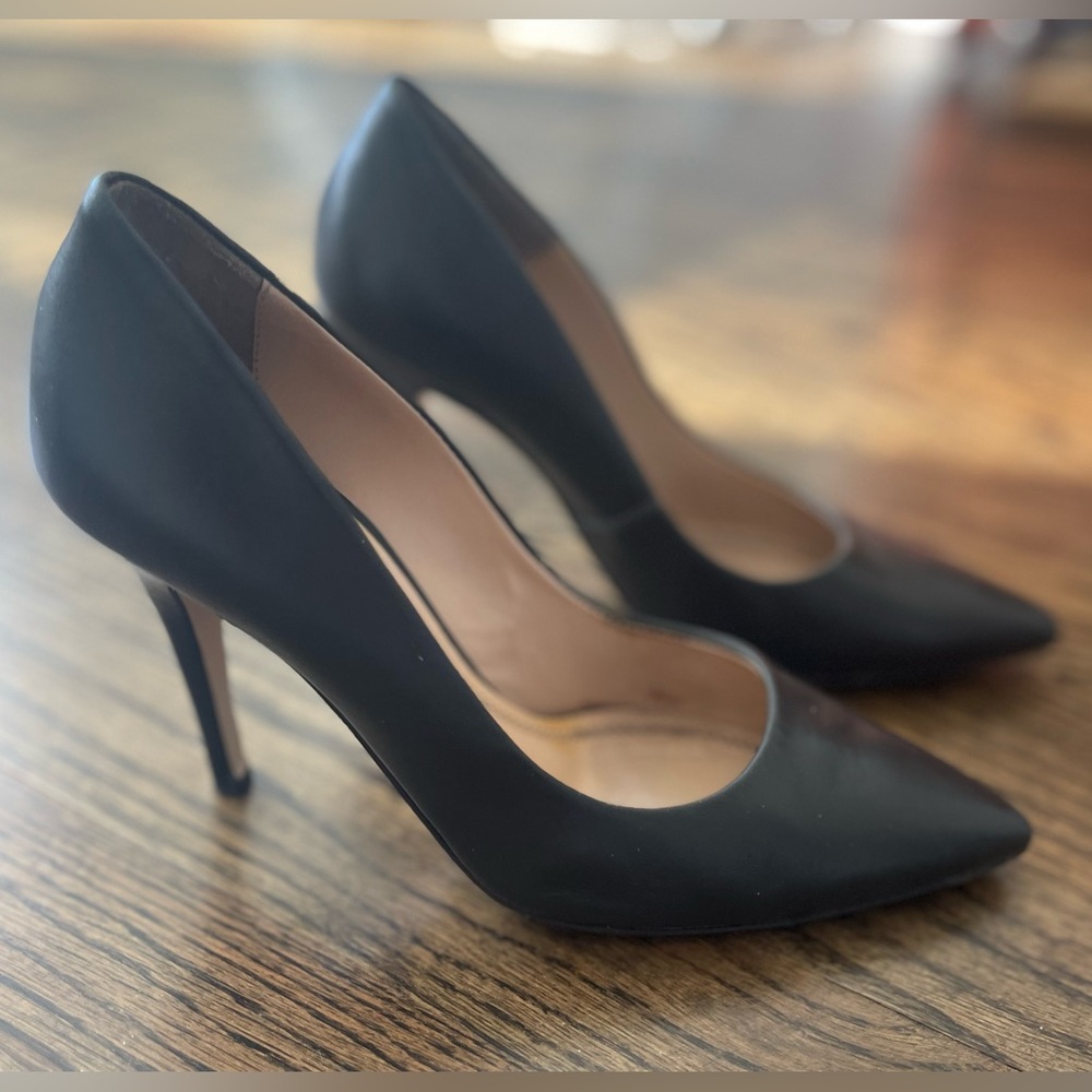 Women's shoes with heels. Brand Why. Size 37 (USA  6.5). Grey color